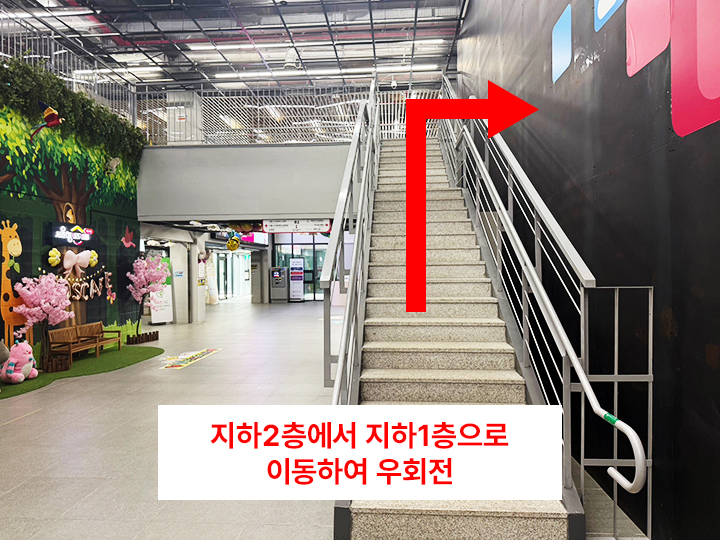 4. 엘리베이터에서 내려 우측 문으로 입장하여 직진